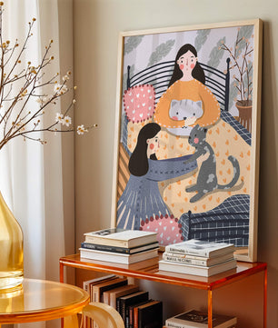Escena interior acogedora con mujeres, gatos y elementos decorativos