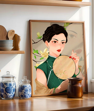 Mujer elegante con vestido tradicional sosteniendo un abanico decorativo con flores de magnolia