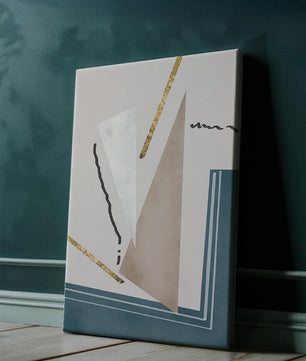 Abstraktes geometrisches Kunstwerk mit goldenen Elementen