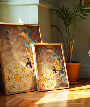Figura celestial elegante con aura dorada y motivos florales
