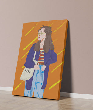 Mujer elegante con ropa casual, gafas de sol y bolso en un fondo naranja