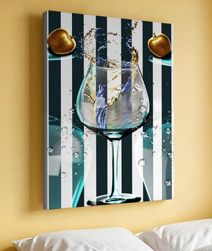 Elegante copa de champán con manzanas doradas y fondo a rayas