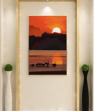 Ruhiger Sonnenuntergang über einem See mit Schwanensilhouette