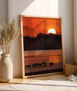 Ruhiger Sonnenuntergang über einem See mit Schwanensilhouette