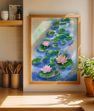 Escena acuática serena con flores de loto rosadas y hojas de nenúfar sobre una superficie de agua tranquila