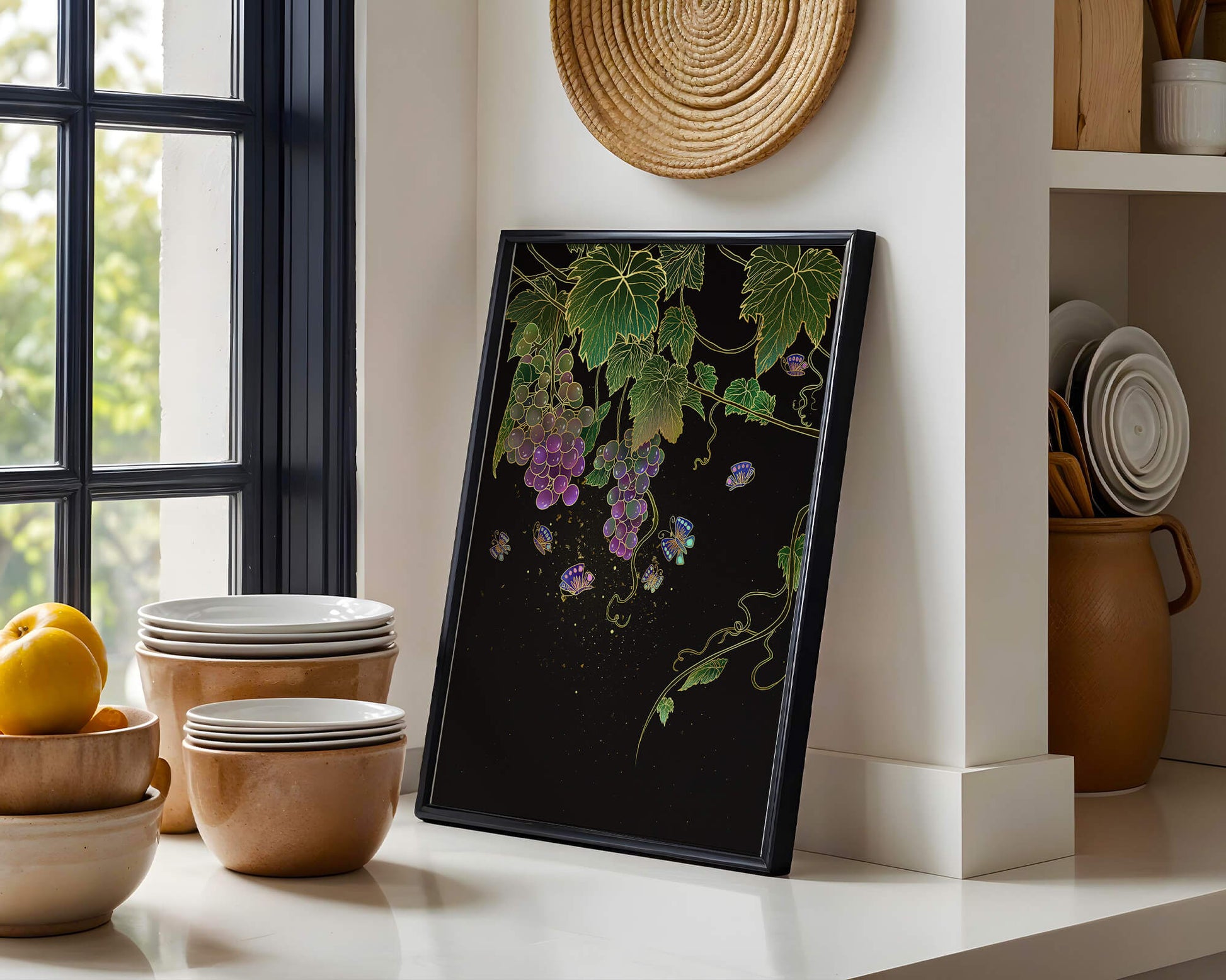 Uvas elegantes y mariposas sobre un fondo oscuro