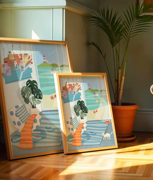 Habitación acogedora con vista al mar y faro a través de la ventana