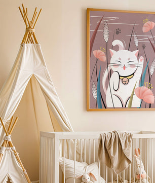 Ilustración de un gato maneki-neko en un entorno de jardín floral