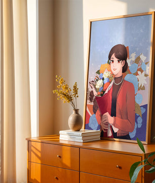 Mujer sosteniendo ramo con fondo floral