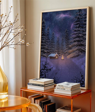 Winternachtlandschaft mit verschneiter Hütte und Kiefernwald
