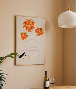 Ilustración juguetona de naranjas con un gato y ovillo de hilo
