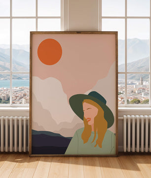 Abstrakte Illustration einer Frau mit Hut vor einer Kulisse aus Sonne und Bergen