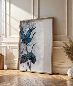 Elegante blaue Kraniche vor einem ruhigen abstrakten Hintergrund mit goldenen Akzenten