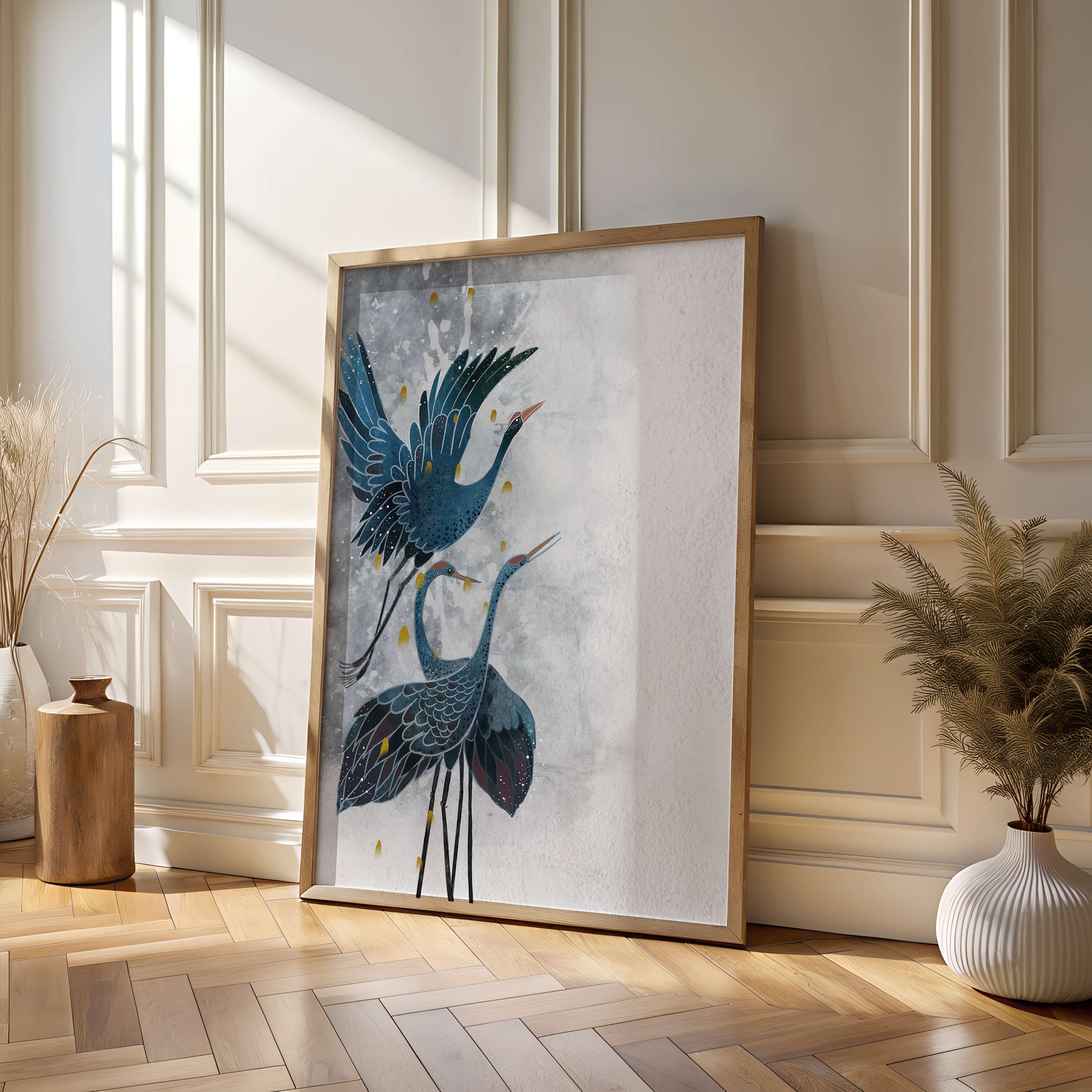 Elegante blaue Kraniche vor einem ruhigen abstrakten Hintergrund mit goldenen Akzenten