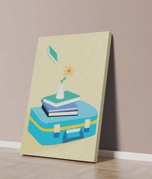 Naturaleza muerta colorida con libros, jarrón de flores y maleta