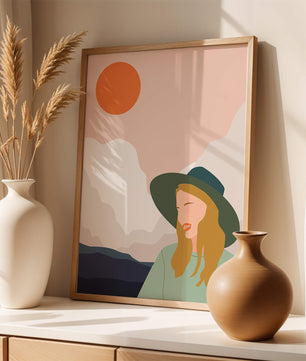 Abstrakte Illustration einer Frau mit Hut vor einer Kulisse aus Sonne und Bergen