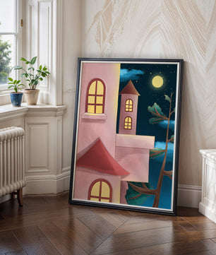 Castillo con ventanas arqueadas bajo el cielo iluminado por la luna