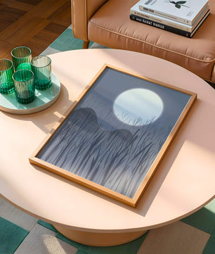 Ruhige Nachtlandschaft mit Vollmond und kahlen Bäumen