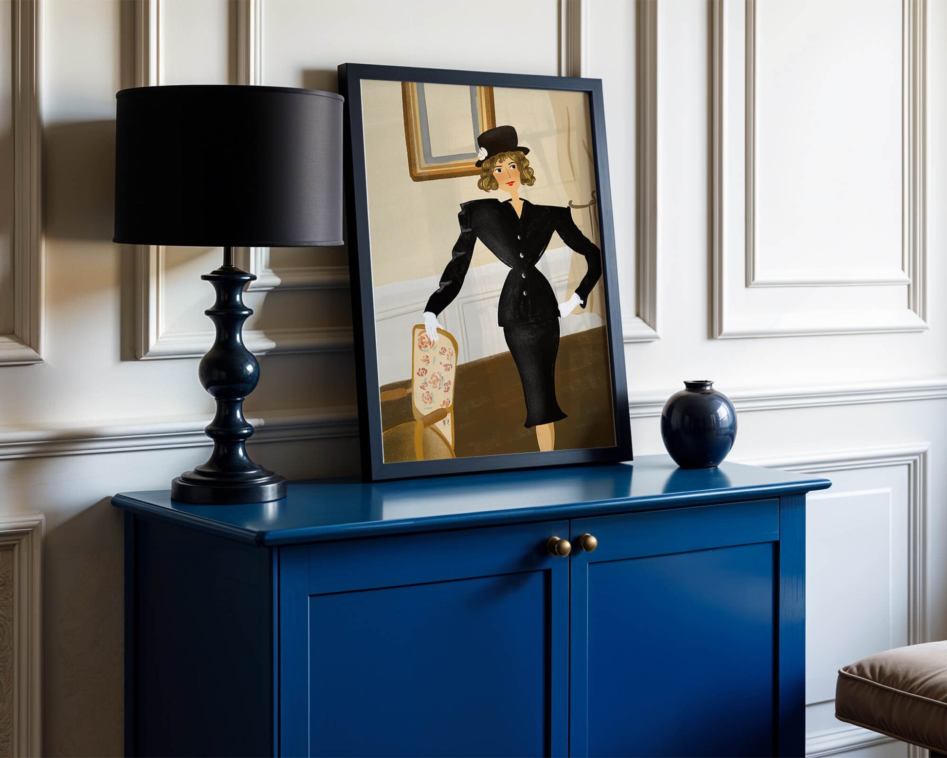 Mujer elegante en moda vintage con traje negro y sombrero