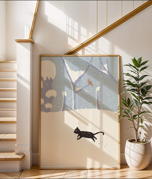 Paysage enneigé illustré avec un chat noir joueur et un oiseau dans un décor hivernal
