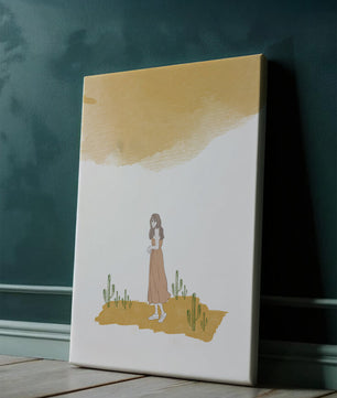 Fille en robe rose debout parmi des cactus sous un ciel aquarelle