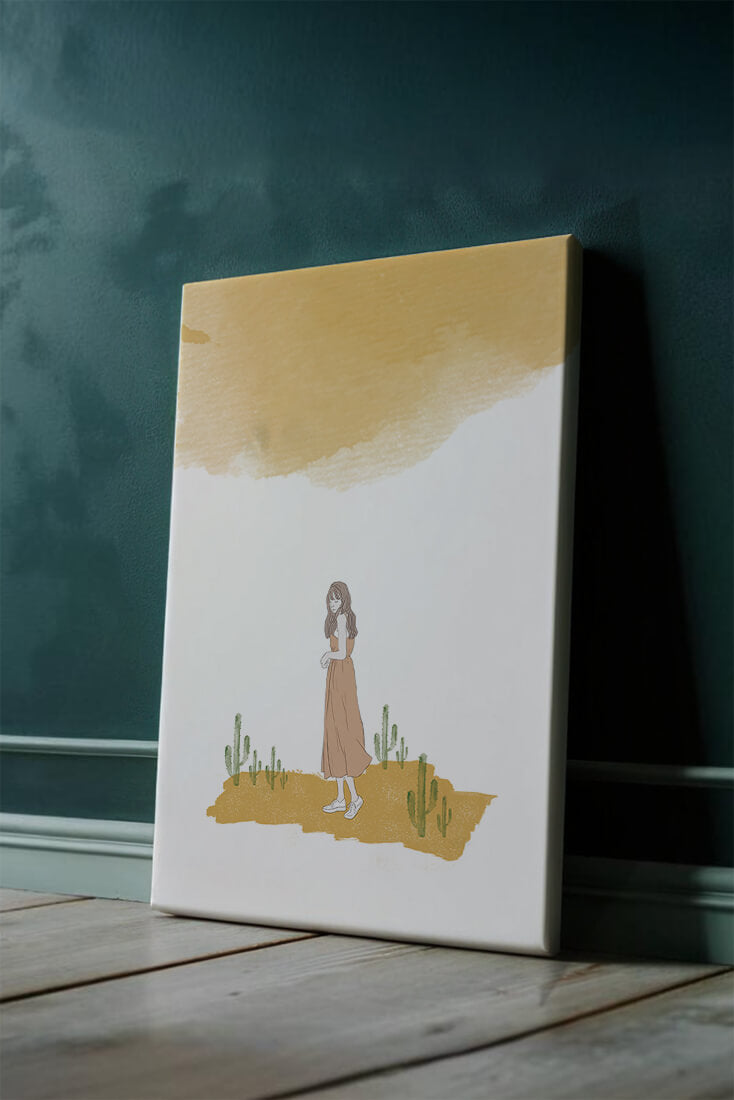 Fille en robe rose debout parmi des cactus sous un ciel aquarelle