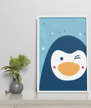 Pingüino animado juguetón sobre un fondo azul caprichoso