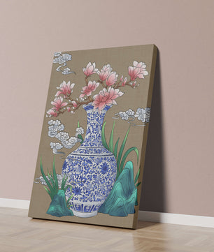 Arreglo floral elegante en un jarrón de porcelana azul y blanco con magnolias