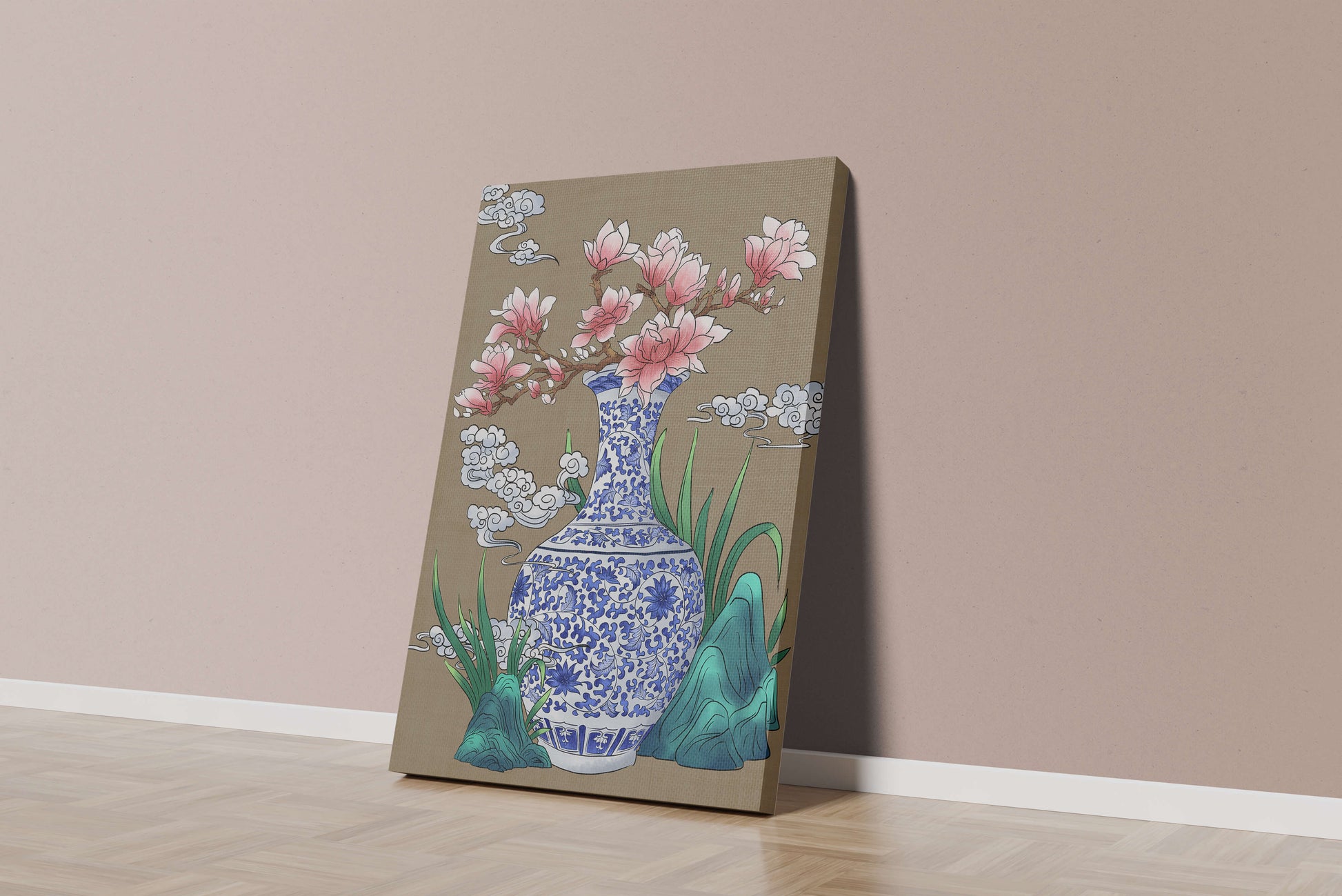 Elegante arreglo floral en jarrón de porcelana azul y blanca con magnolias.