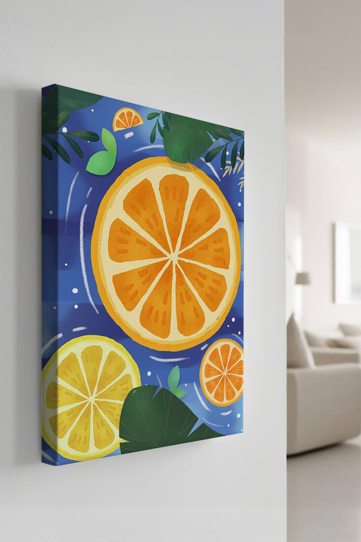 Rodajas de cítricos coloridas sobre fondo azul con hojas tropicales