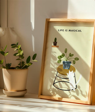 Ilustración encantadora de un gato con planta y mensaje inspirador