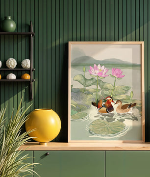 Patos mandarines y flores de loto en un estanque tranquilo