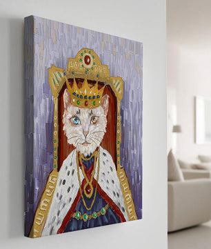 Portrait félin majestueux avec une couronne royale dorée