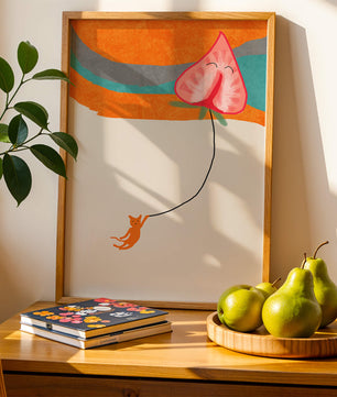 Gato naranja colgando de un globo en forma de corazón sobre fondo abstracto