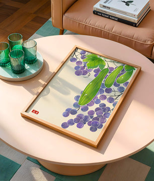 Ilustración de uvas y pepino con colores vibrantes y hojas