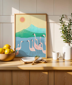 Friedliche Szene mit Flamingos in einer ruhigen Landschaft mit Bergen und Sonnenuntergang