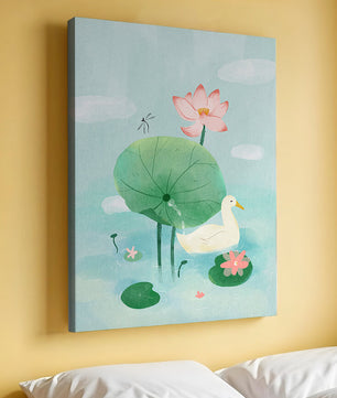 Eine ruhige Teichszene mit einer Ente, Lotusblumen und Seerosenblättern 