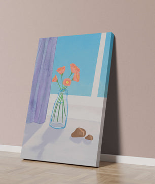 Jarrón con flores naranjas junto a una ventana con cortinas moradas