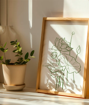 Botanische Illustration einer Lotusblume mit grüner Strichzeichnung auf weißem Hintergrund