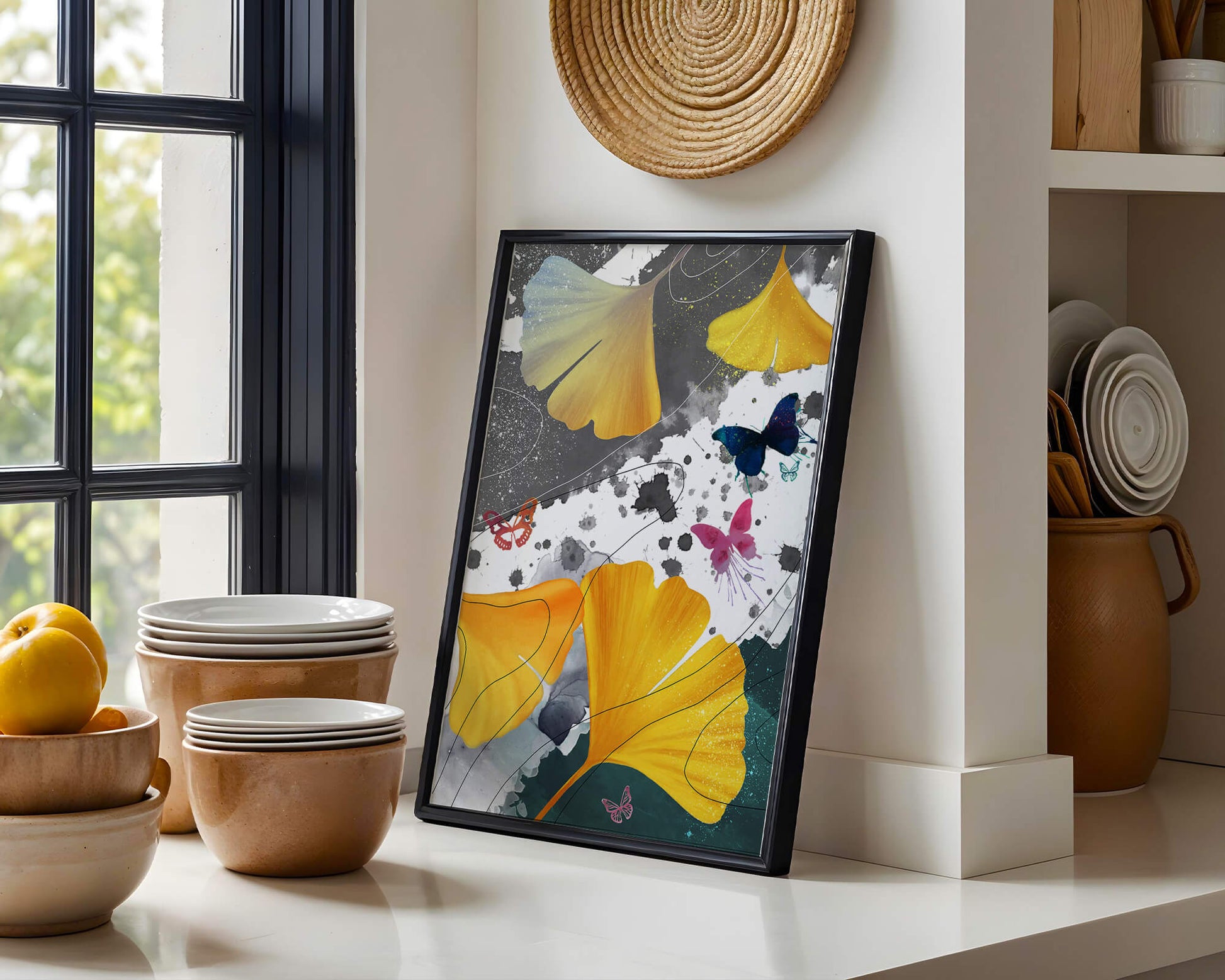 Composición artística con hojas amarillas y mariposas