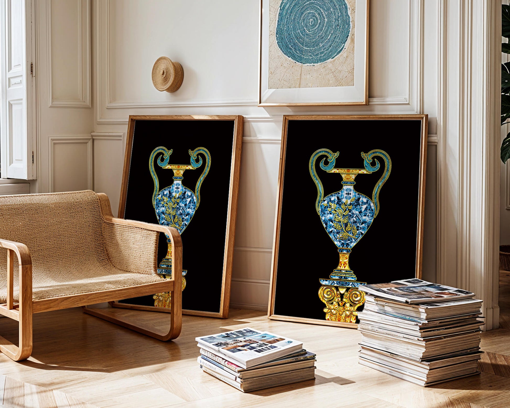 Elegante jarrón con incrustaciones de joyas y detalles dorados y azules sobre fondo negro