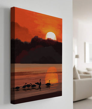 Ruhiger Sonnenuntergang über einem See mit Schwanensilhouette