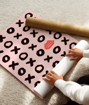 Playful Pink Pattern with XOXO and Lip Print - Mi tienda