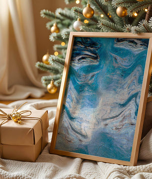 Pintura texturizada abstracta en azul y crema con patrones giratorios