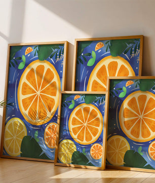 Rodajas de cítricos coloridas sobre fondo azul con hojas tropicales