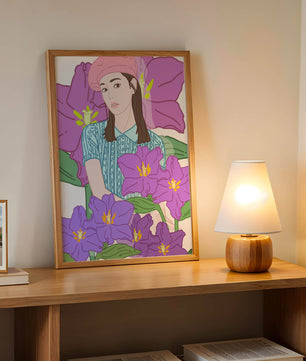 Jeune femme au béret rose avec illustration de fleurs violettes