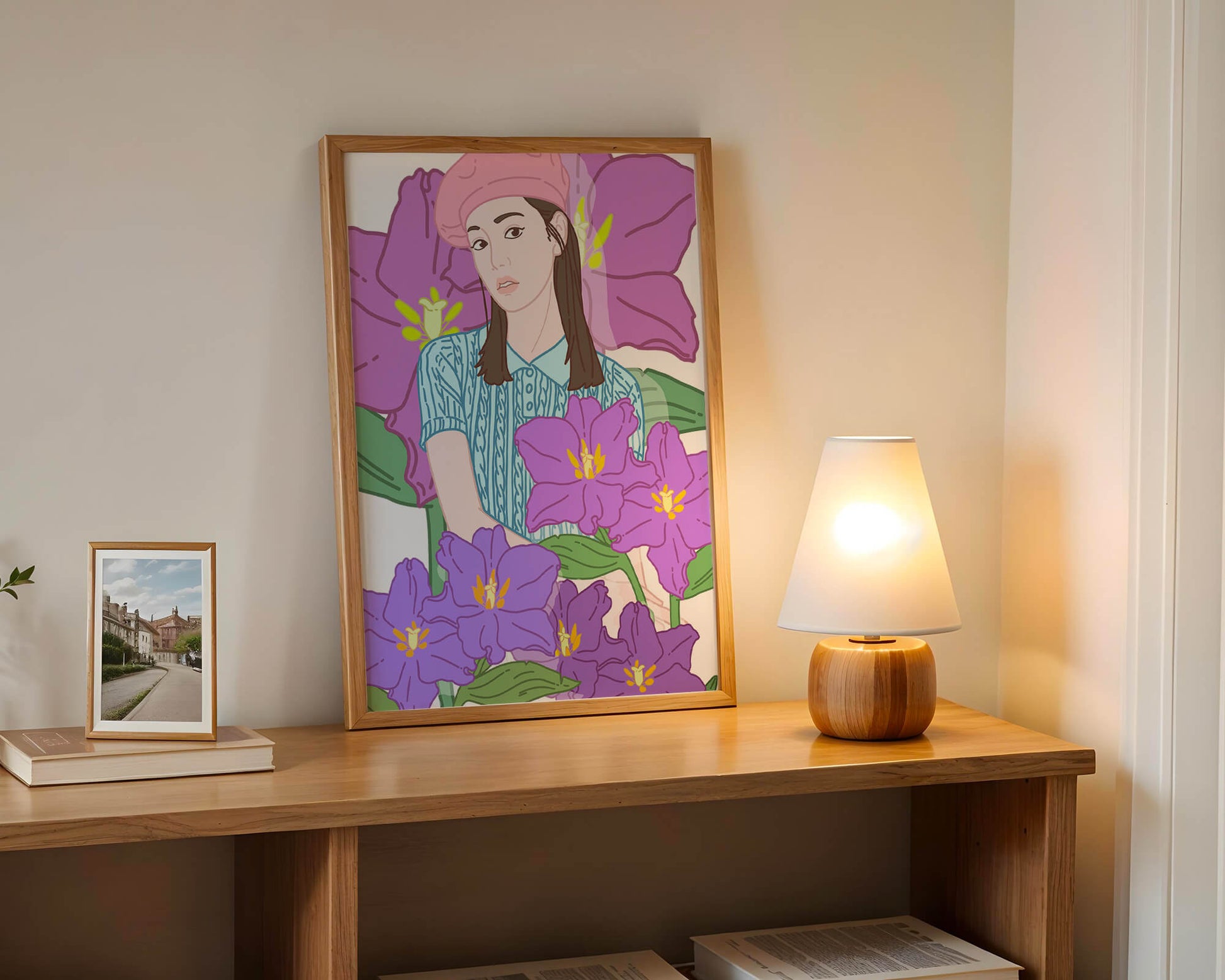 Ilustración de una joven con boina rosa y flores moradas