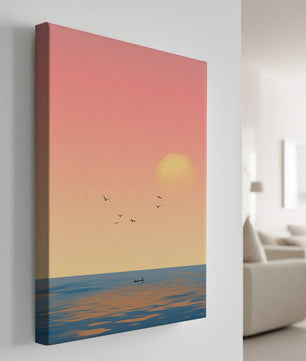 Tranquille coucher de soleil sur l'océan calme avec des oiseaux dans le ciel
