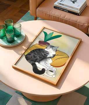 Entspannte Katze mit Kaffee und Pflanze auf gemütlichem Kissen
