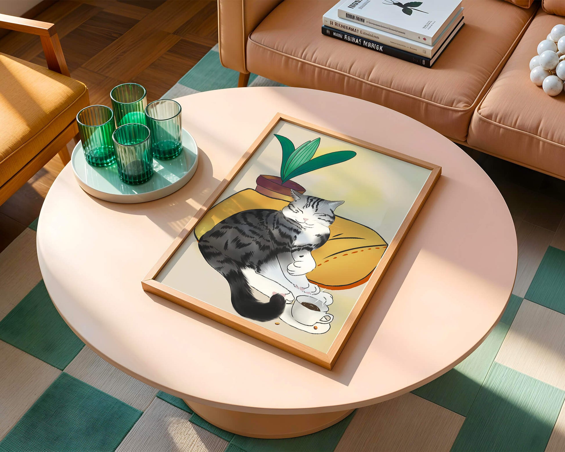 Entspannte Katze mit Kaffee und Pflanze auf gemütlichem Kissen